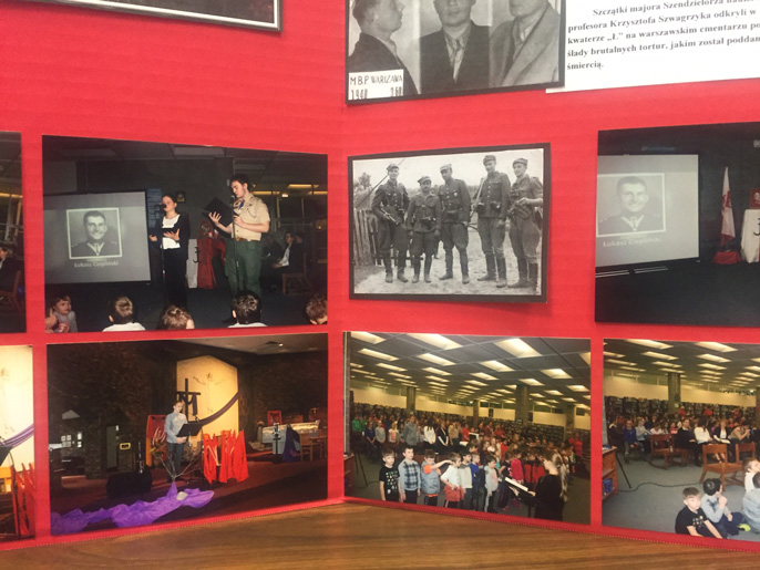 Plakaty w holu szkoły – patriotyczne rocznice