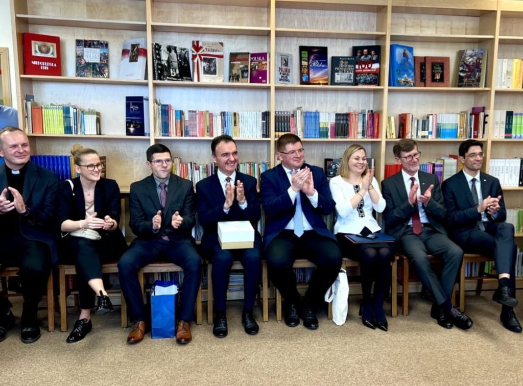 UROCZYSTE OTWARCIE BIBLIOTEKI SZKOLNEJ W SZKOLE POLSKIEJ W CHICAGO Wizyta Ministra Edukacji i Nauki dr Tomasza Rzymkowskiego