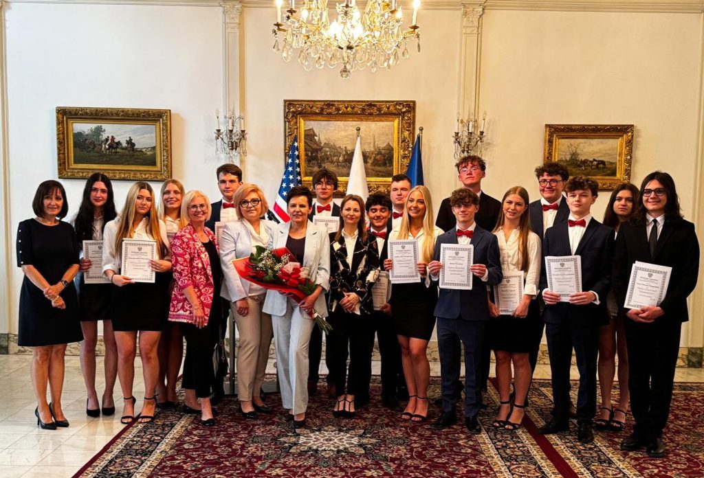 Rozdanie świadectw w Konsulacie